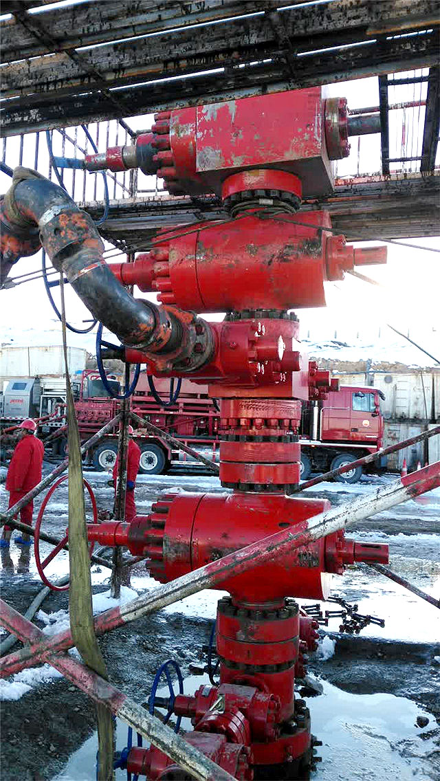 玉門油田壓裂現(xiàn)場 玉門油田壓裂現(xiàn)場